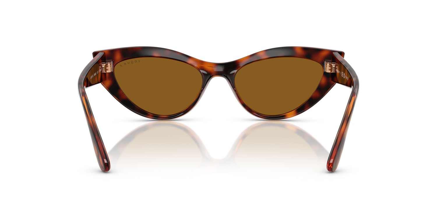 Occhiali da sole Vogue VO 5637SU (W65683) colore havana scuro forma cat eye lenti polar marrone scuro