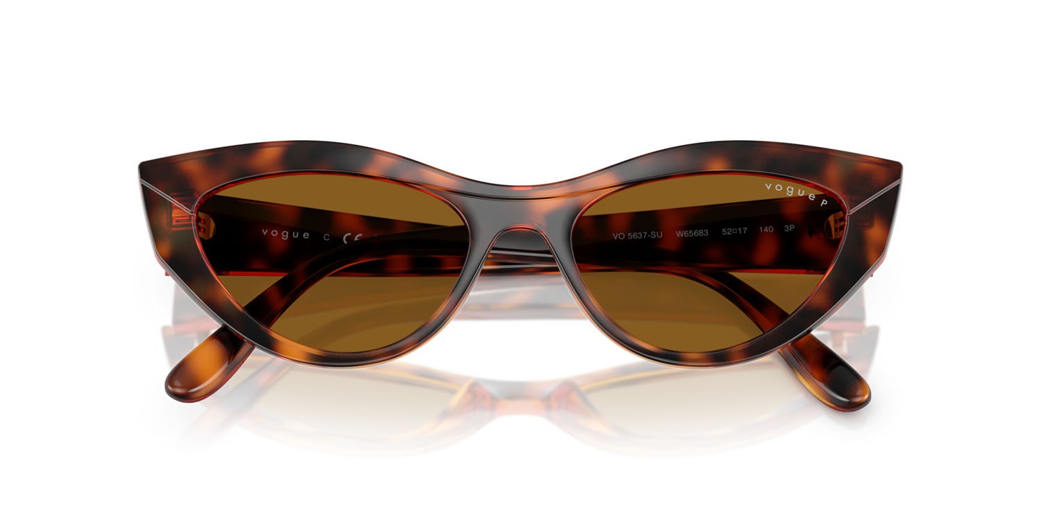 Occhiali da sole Vogue VO 5637SU (W65683) colore havana scuro forma cat eye lenti polar marrone scuro