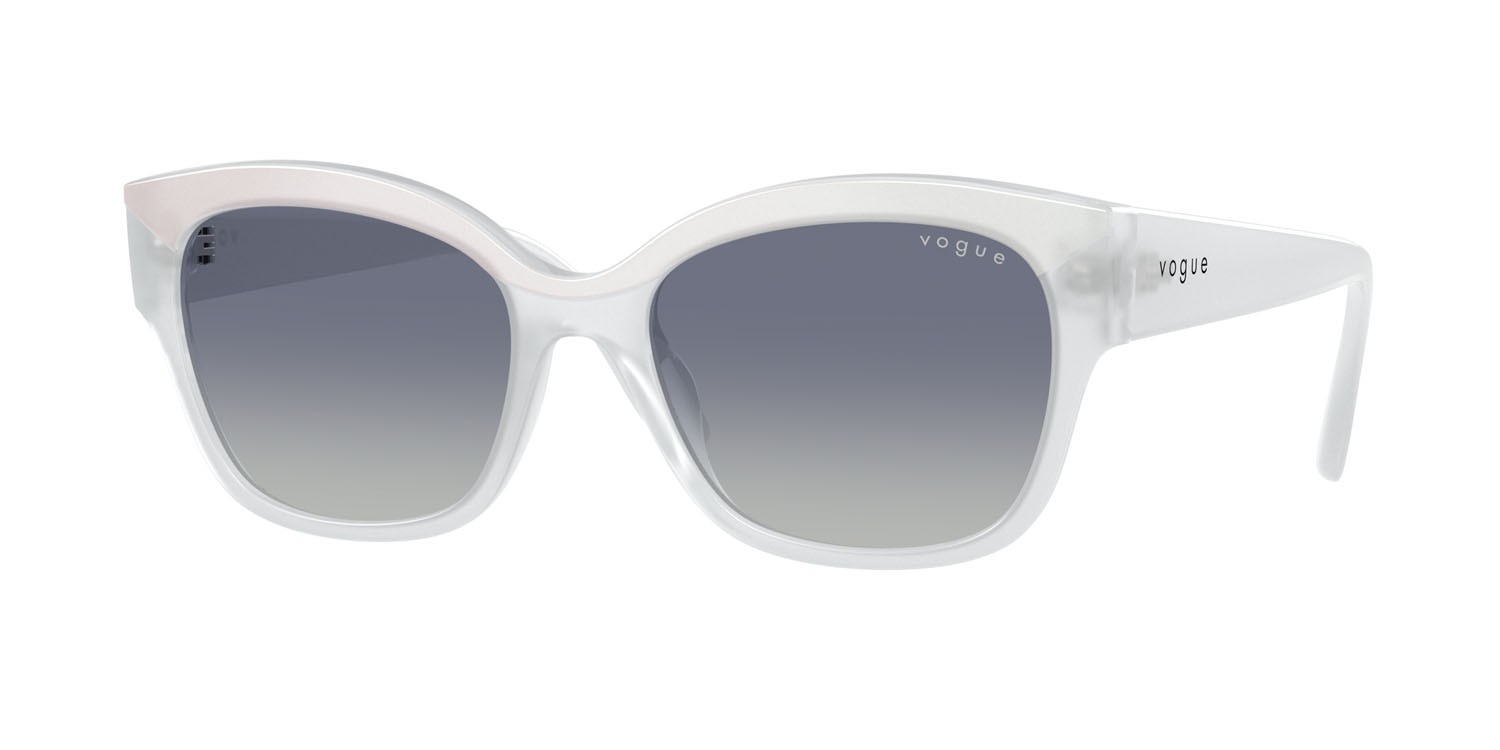 Occhiali da sole Vogue VO 5638SU (32204L) colore top bianco/latte opalino forma farfalla lenti blu sfumato grigio