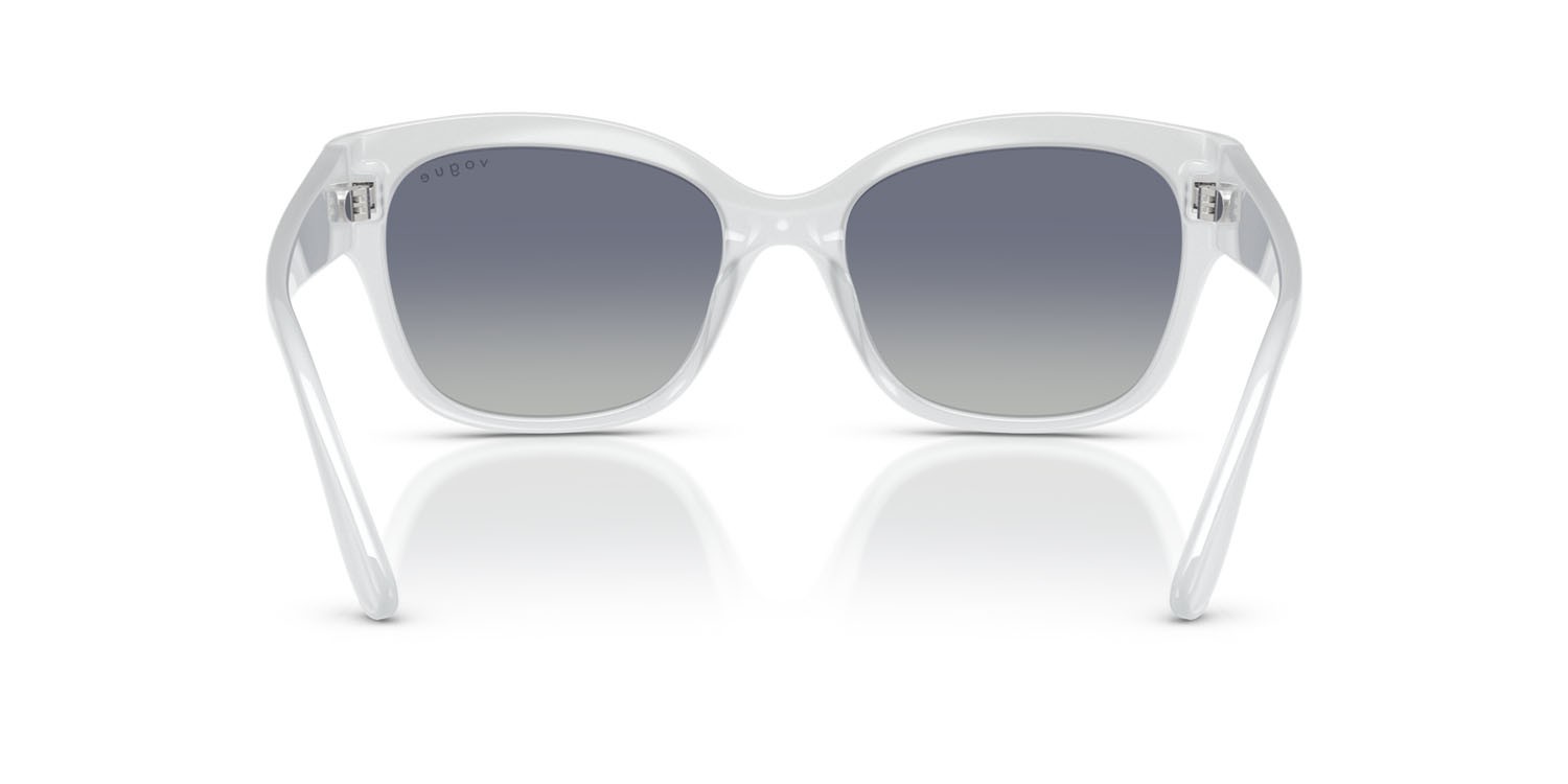 Occhiali da sole Vogue VO 5638SU (32204L) colore top bianco/latte opalino forma farfalla lenti blu sfumato grigio