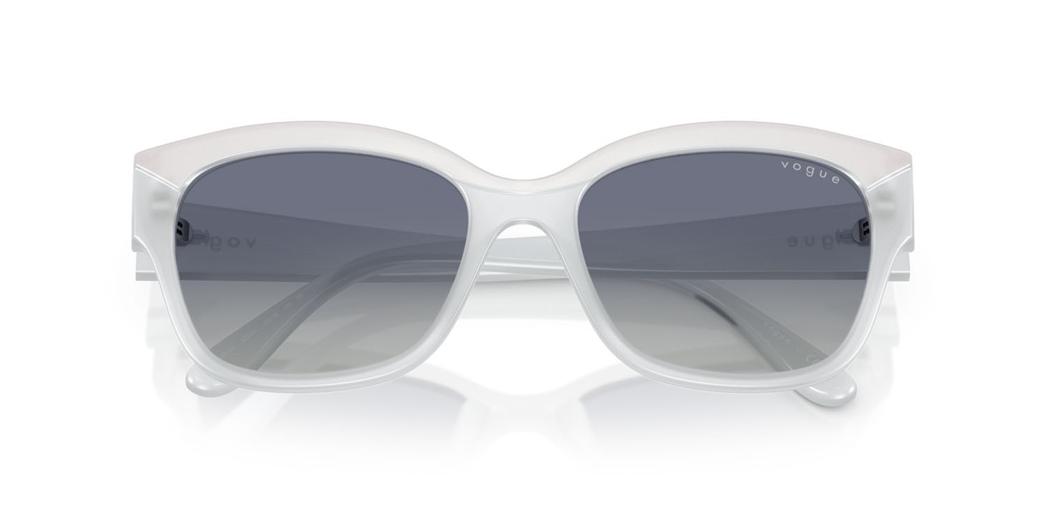 Occhiali da sole Vogue VO 5638SU (32204L) colore top bianco/latte opalino forma farfalla lenti blu sfumato grigio