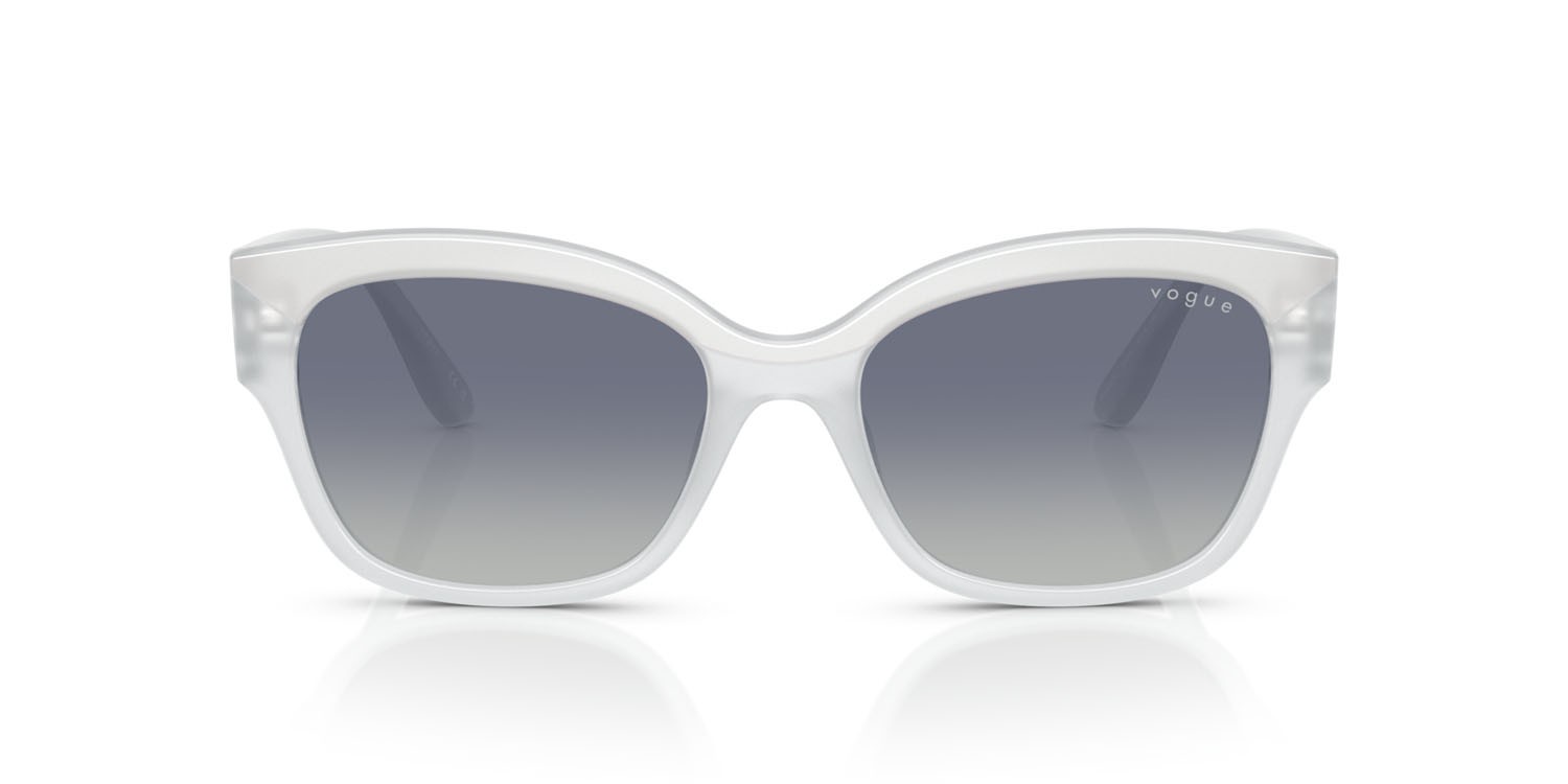 Occhiali da sole Vogue VO 5638SU (32204L) colore top bianco/latte opalino forma farfalla lenti blu sfumato grigio