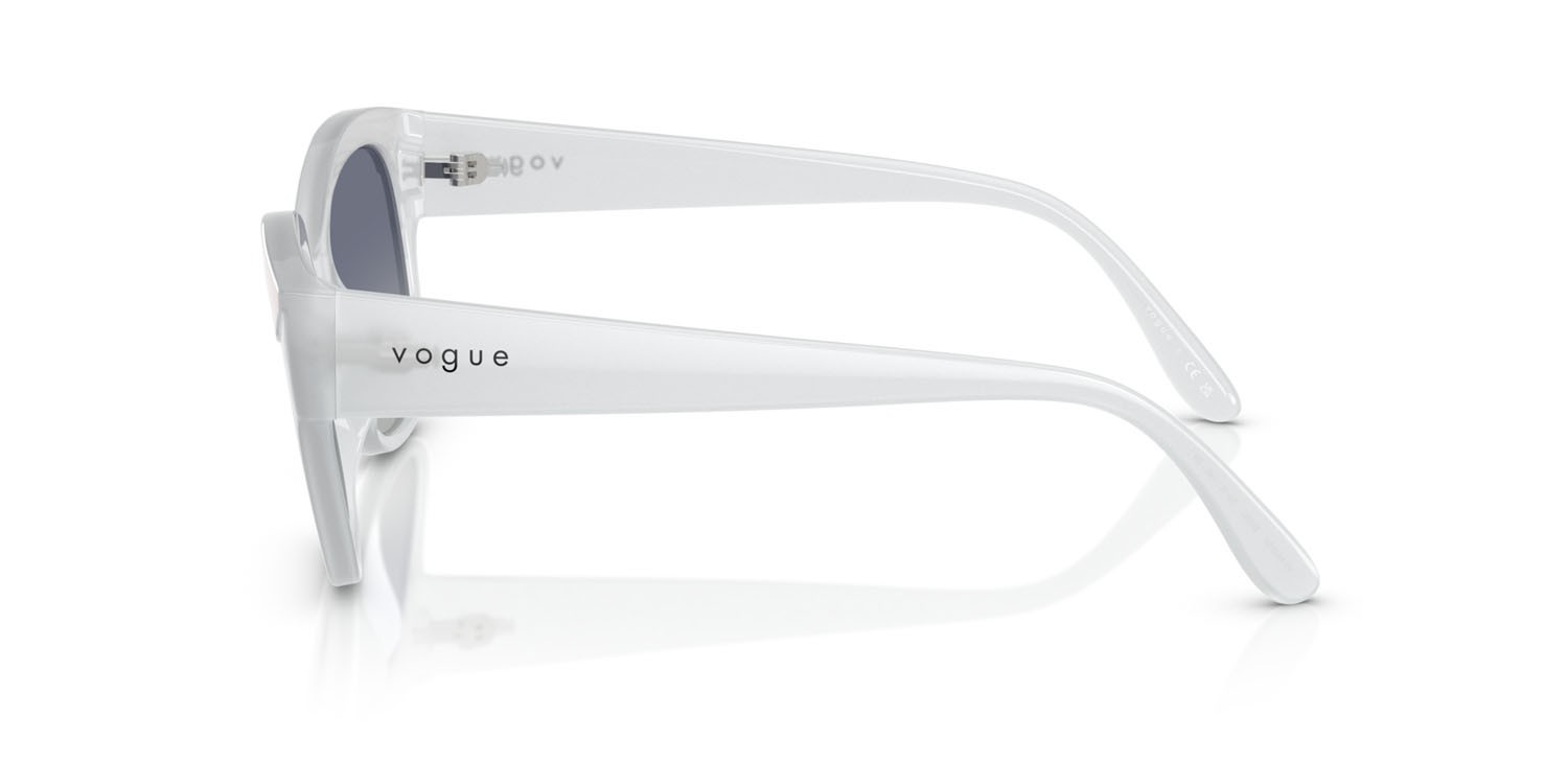 Occhiali da sole Vogue VO 5638SU (32204L) colore top bianco/latte opalino forma farfalla lenti blu sfumato grigio