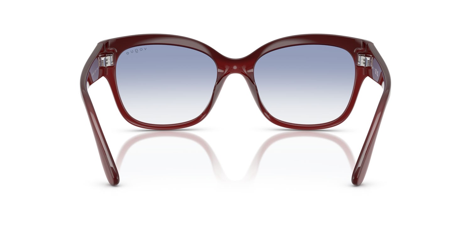 Occhiali da sole Vogue VO 5638SU (322119) colore top rosso/rosso opalino forma farfalla lenti trasparente sfumato azzurro