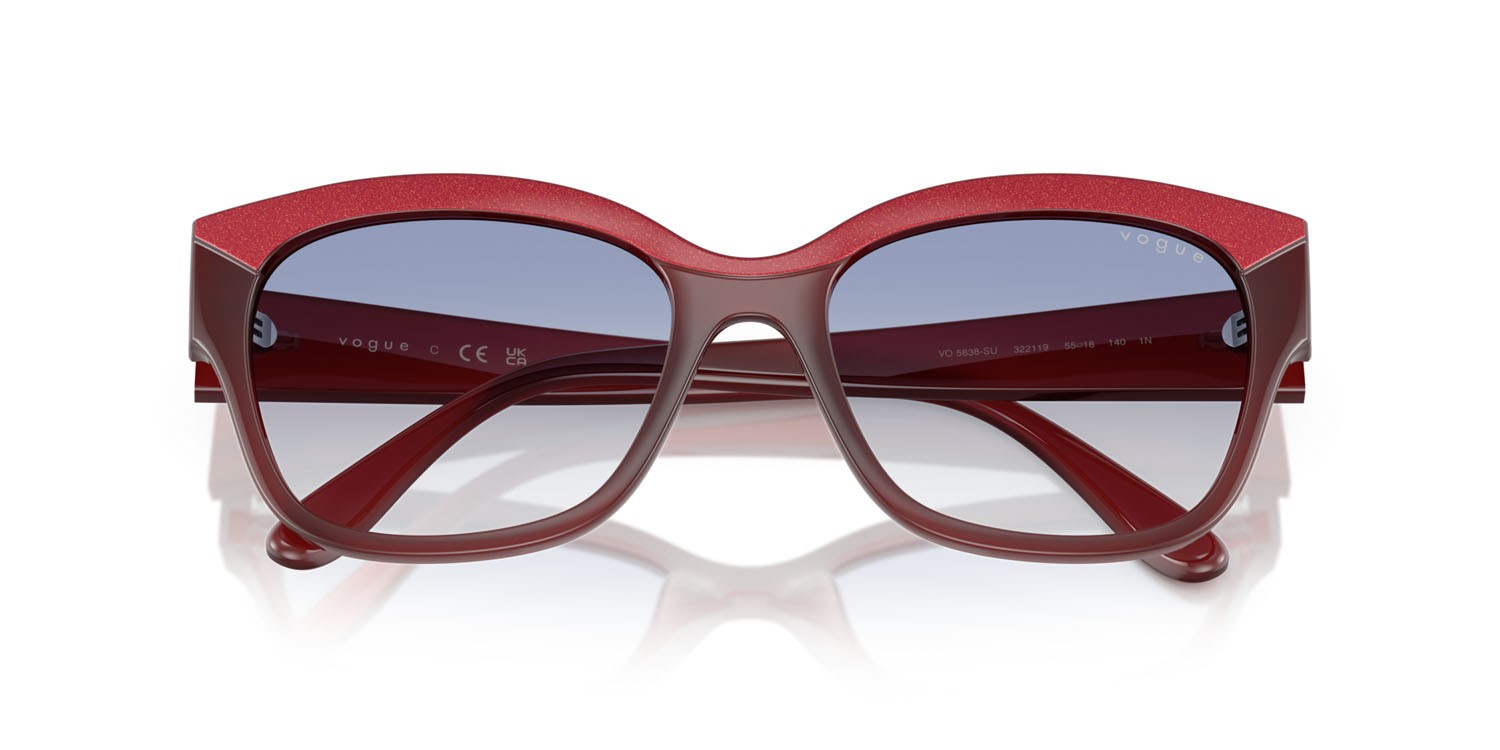 Occhiali da sole Vogue VO 5638SU (322119) colore top rosso/rosso opalino forma farfalla lenti trasparente sfumato azzurro