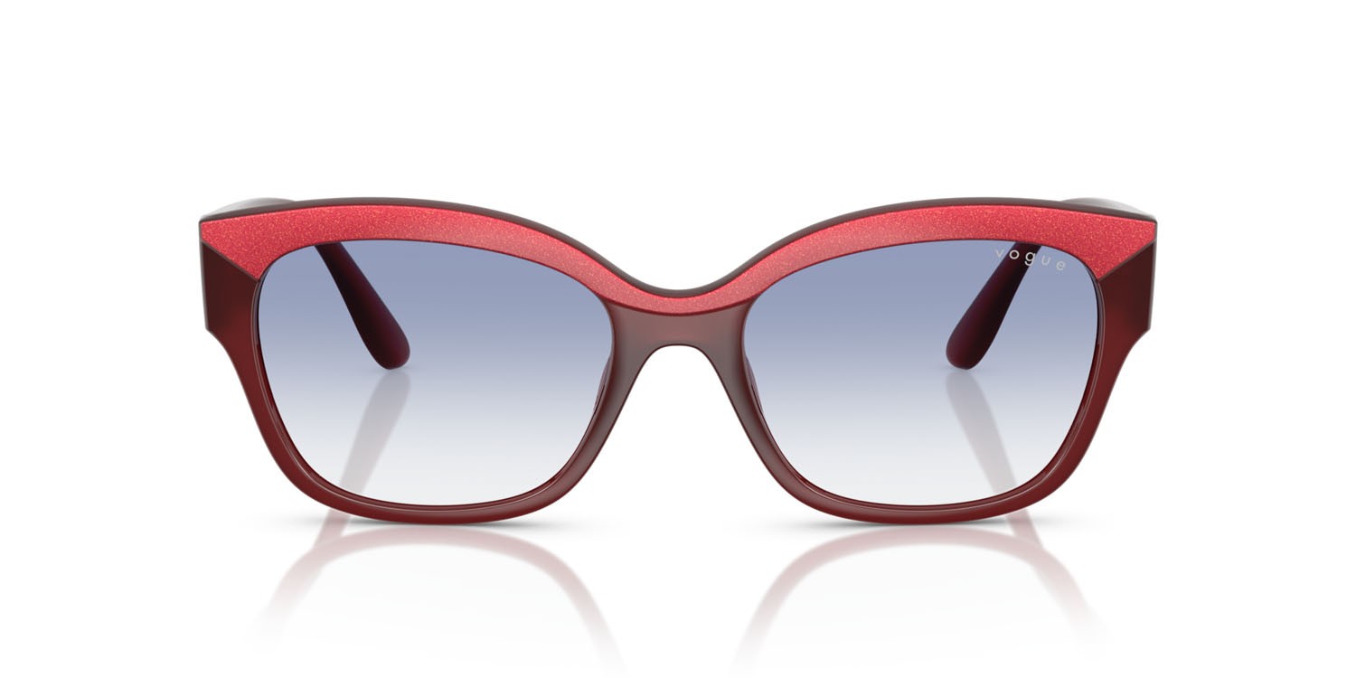 Occhiali da sole Vogue VO 5638SU (322119) colore top rosso/rosso opalino forma farfalla lenti trasparente sfumato azzurro