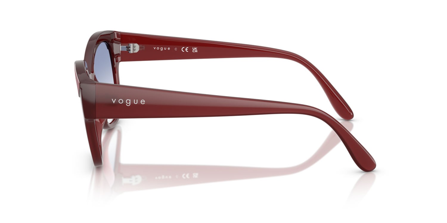 Occhiali da sole Vogue VO 5638SU (322119) colore top rosso/rosso opalino forma farfalla lenti trasparente sfumato azzurro
