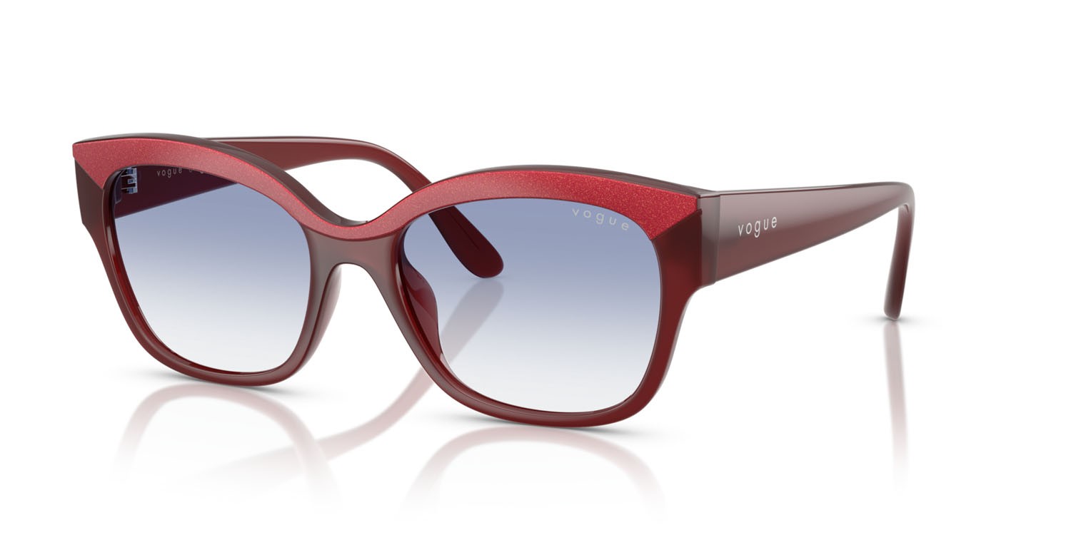 Occhiali da sole Vogue VO 5638SU (322119) colore top rosso/rosso opalino forma farfalla lenti trasparente sfumato azzurro