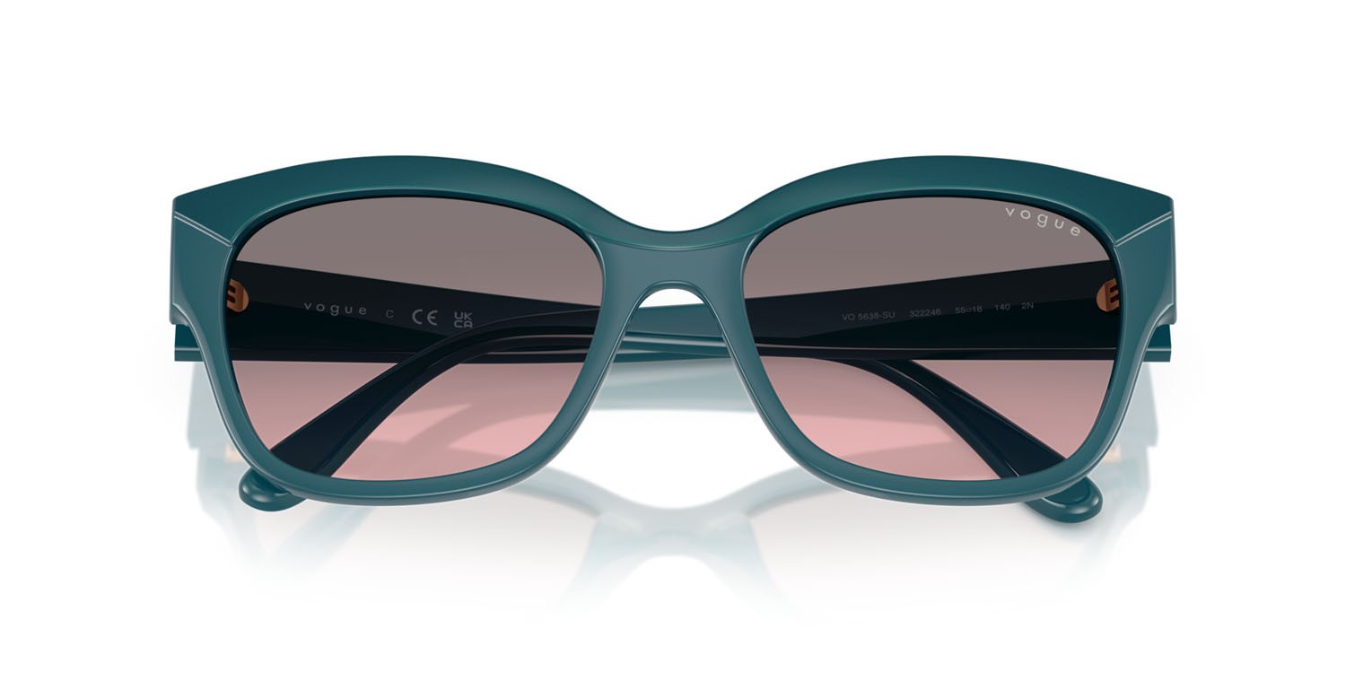 Occhiali da sole Vogue VO 5638SU (322246) colore top blu/blu opalescente forma farfalla lenti rosa sfumato grigio