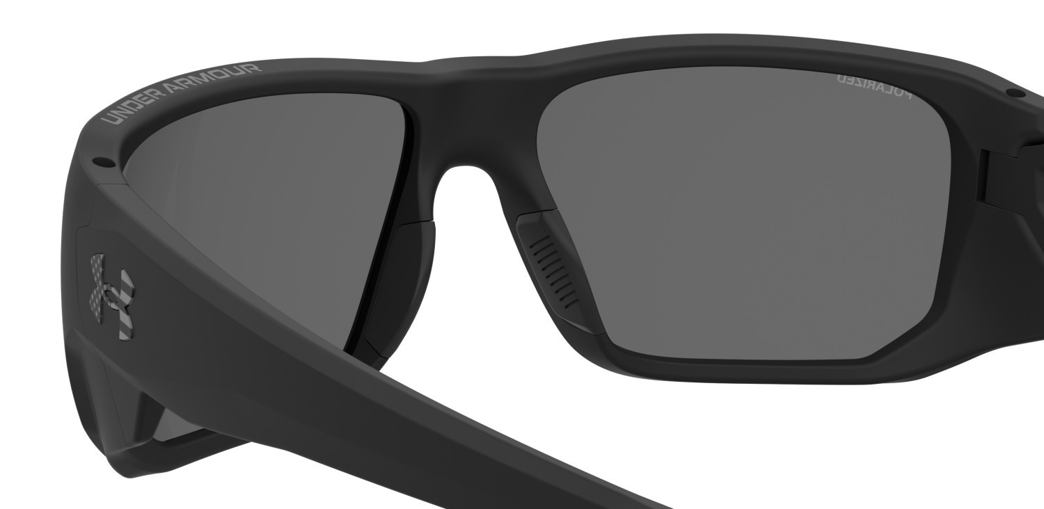 Occhiali da sole Under Armour Ua Attack Md 207180 003 6C colore matte black forma rettangolare lenti grey polarized  oleophobic