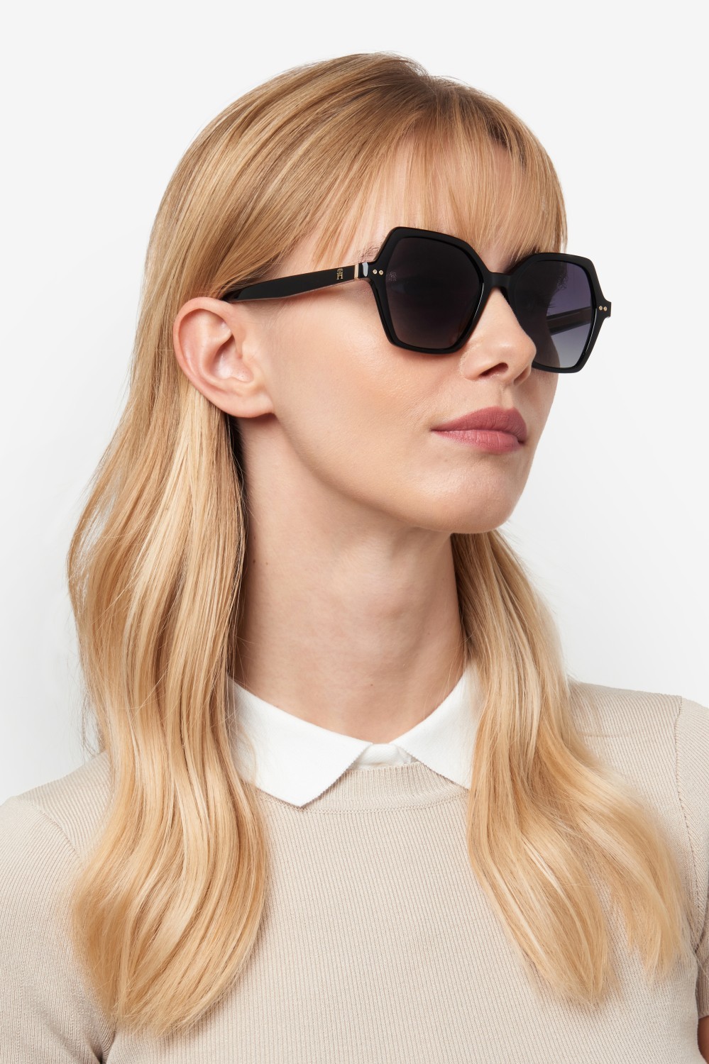 Sunglasses Tommy Hilfiger Th 2213/S 207945 807 9O color black shape butterfly lenses dark grey shaded