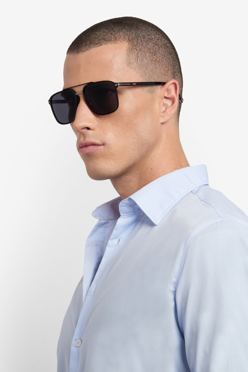 Occhiali da sole Hugo Boss 1748/S 208014 TI7 IR colore matte black ruthenium forma rettangolare lenti grey
