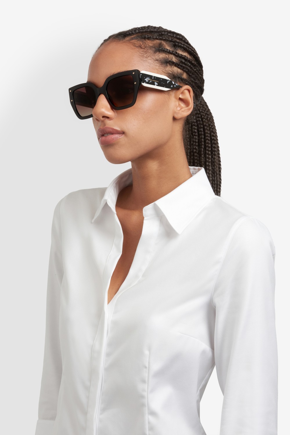 Occhiali da sole Carolina Herrera Her 0323/S 208448 80S HA colore black white forma quadrato lenti brown shaded