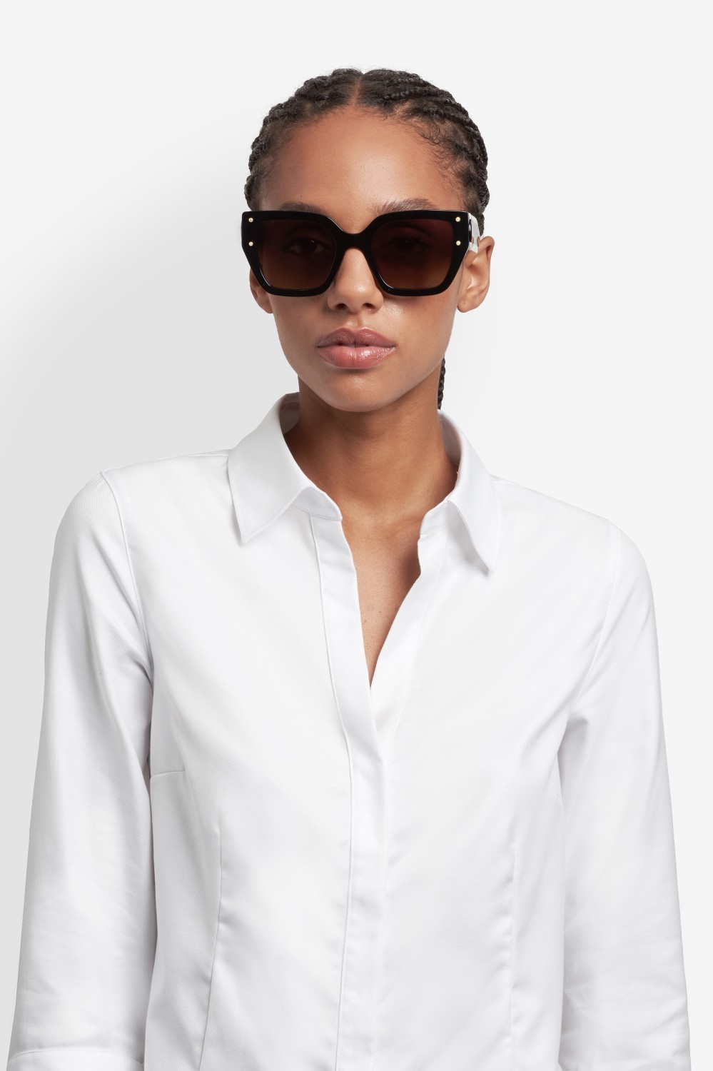 Occhiali da sole Carolina Herrera Her 0323/S 208448 80S HA colore black white forma quadrato lenti brown shaded