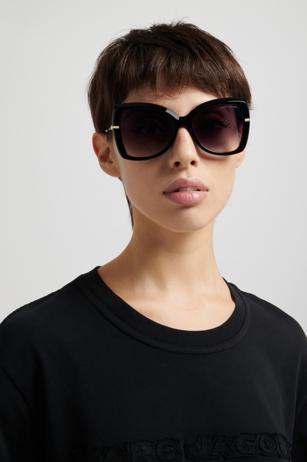 Sunglasses Marc Jacobs 881/S 208642 807 9O color black shape butterfly lenses dark grey shaded