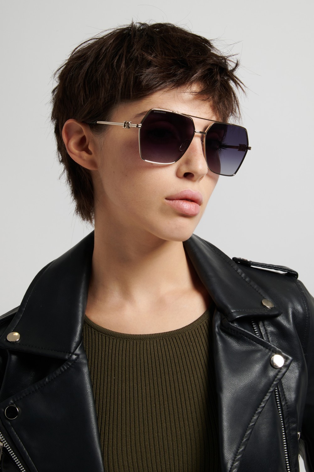 Occhiali da sole Dsquared2 D2 0206/S 208648 J5G 9O colore gold forma farfalla lenti dark grey shaded