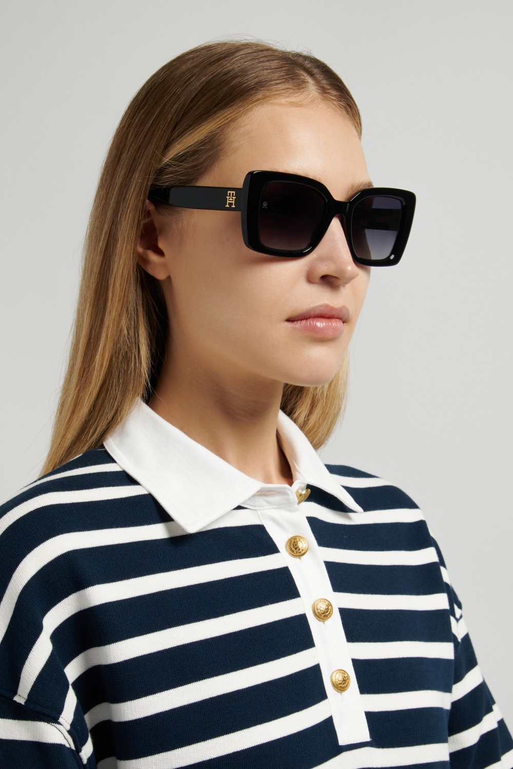 Sunglasses Tommy Hilfiger Th 2341/S 208785 807 9O color black shape butterfly lenses dark grey shaded