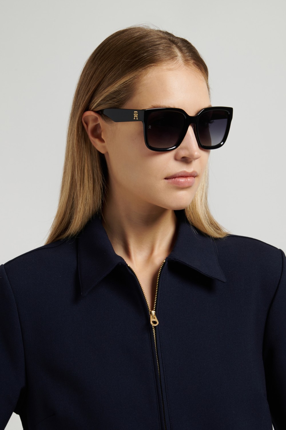 Sunglasses Tommy Hilfiger Th 2342/S 208788 807 9O color black shape square lenses dark grey shaded