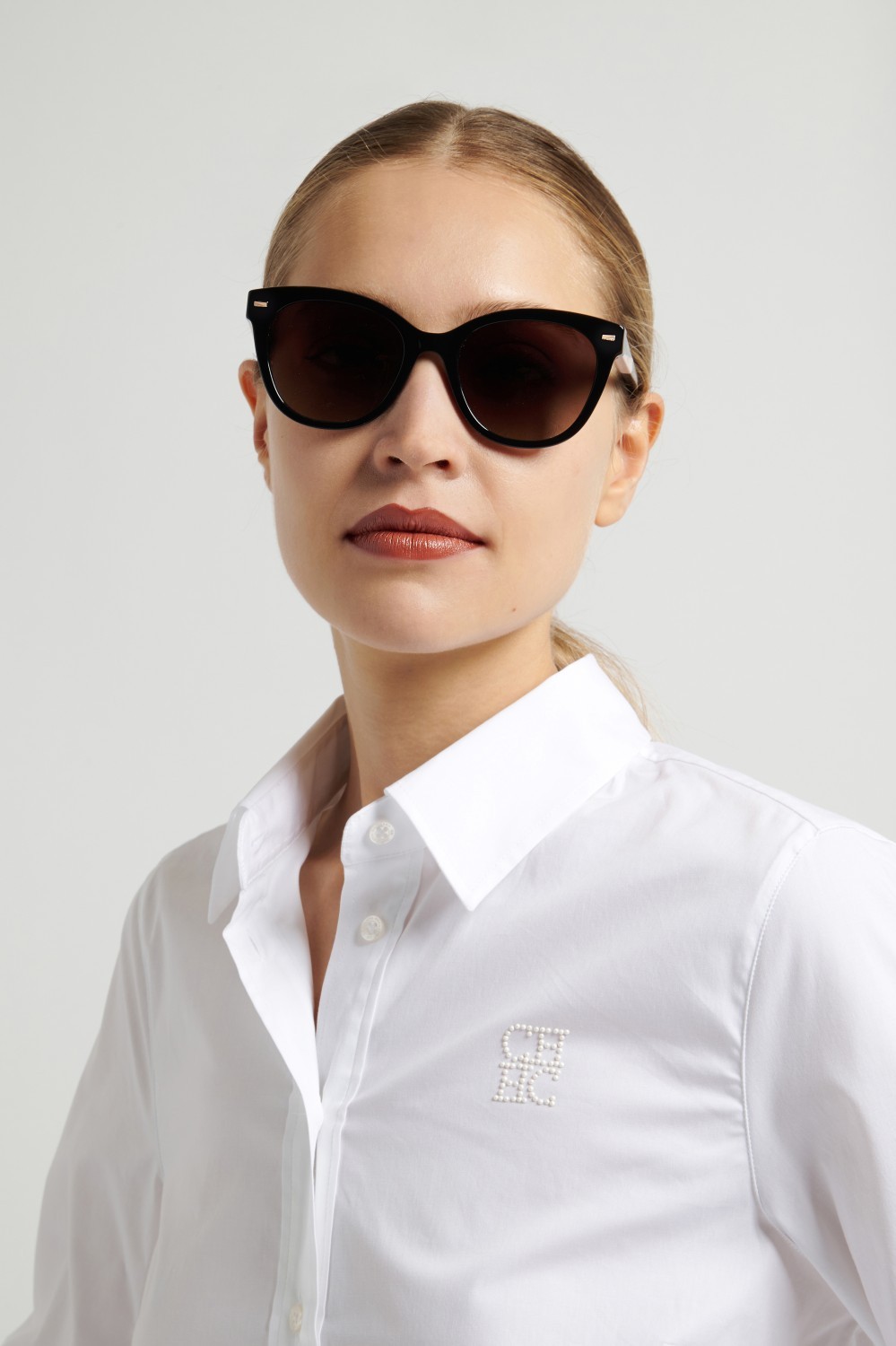 Occhiali da sole Carolina Herrera Her 0360/S 208807 807 HA colore black forma quadrato lenti brown shaded