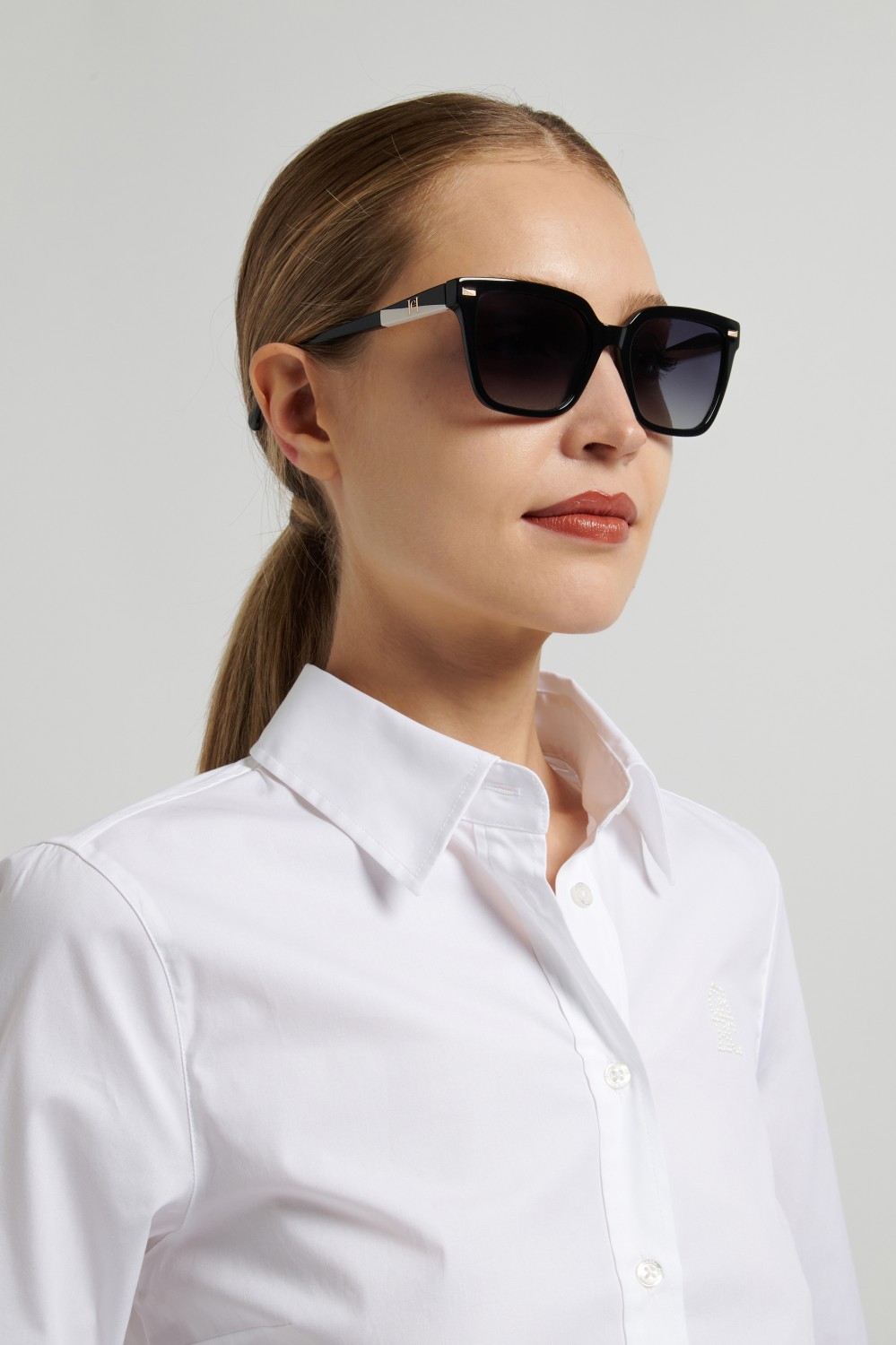 Occhiali da sole Carolina Herrera Her 0361/S 208808 807 9O colore black forma quadrato lenti dark grey shaded