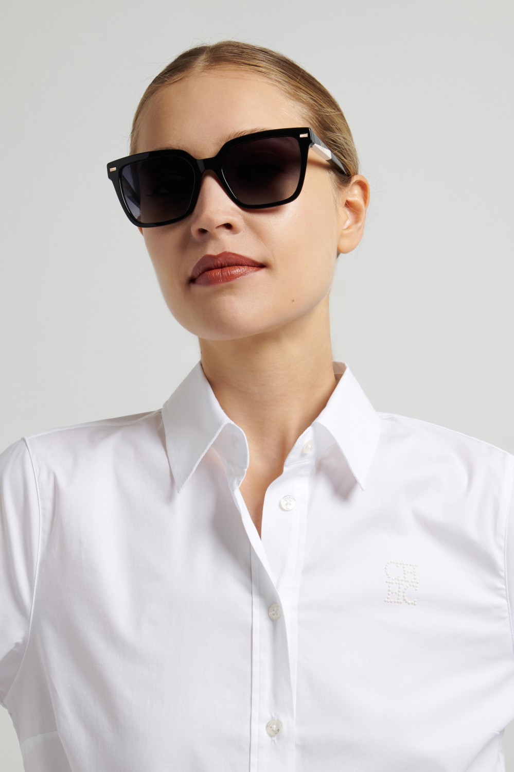 Occhiali da sole Carolina Herrera Her 0361/S 208808 807 9O colore black forma quadrato lenti dark grey shaded