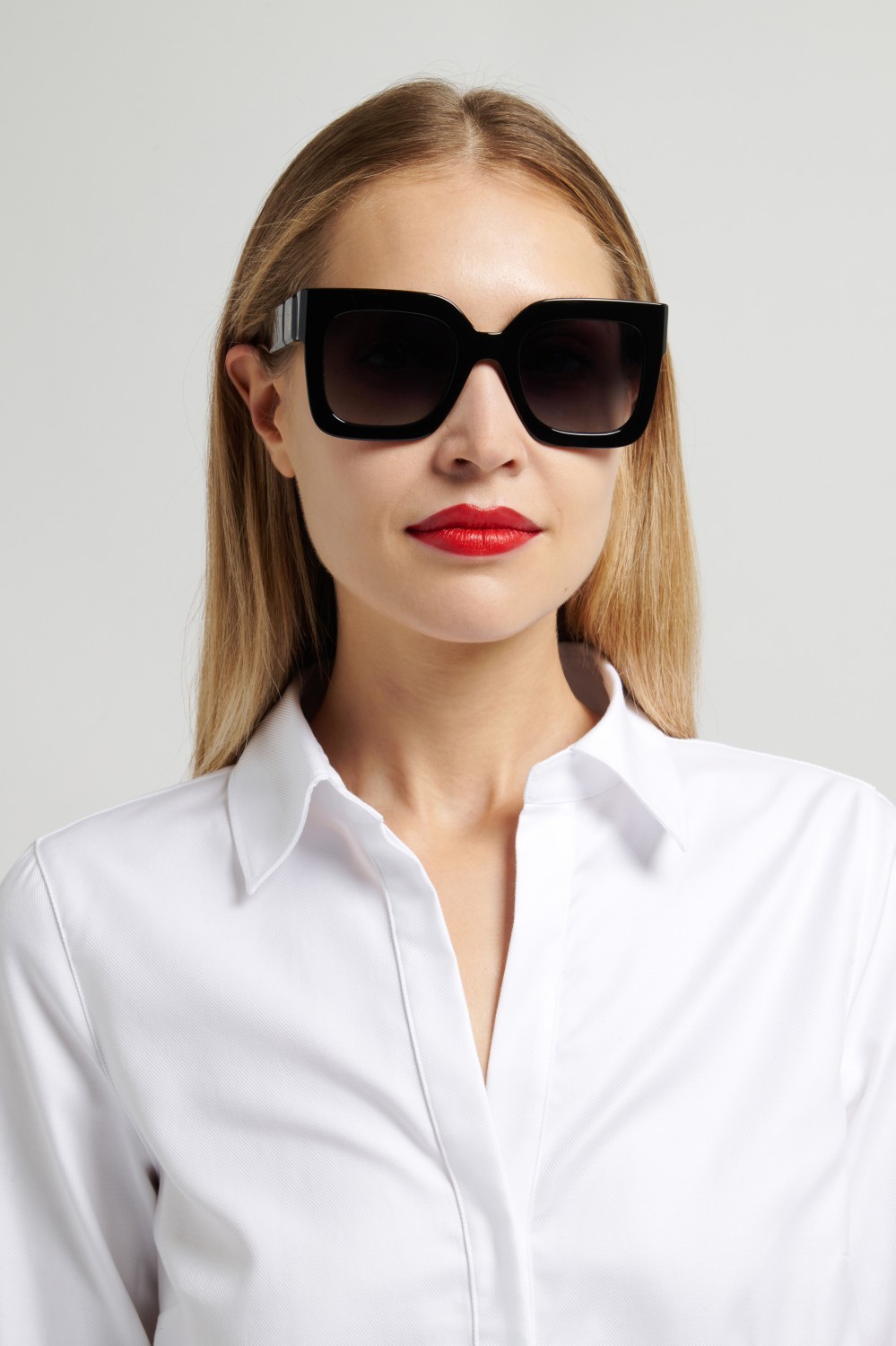 Occhiali da sole Carolina Herrera Her 0369/S 208817 807 9O colore black forma quadrato lenti dark grey shaded