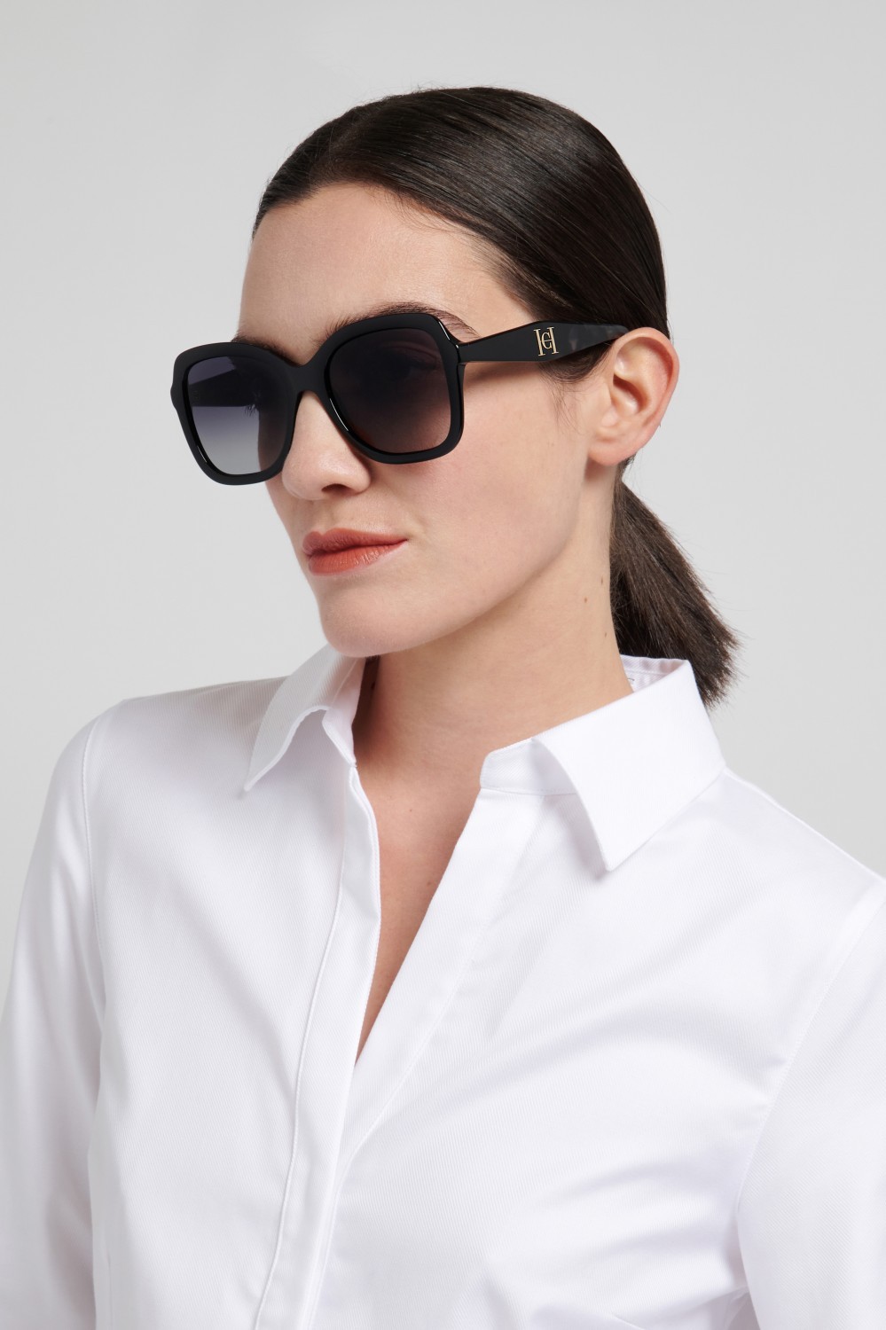 Occhiali da sole Carolina Herrera Her 0373/S 208824 807 9O colore black forma quadrato lenti dark grey shaded