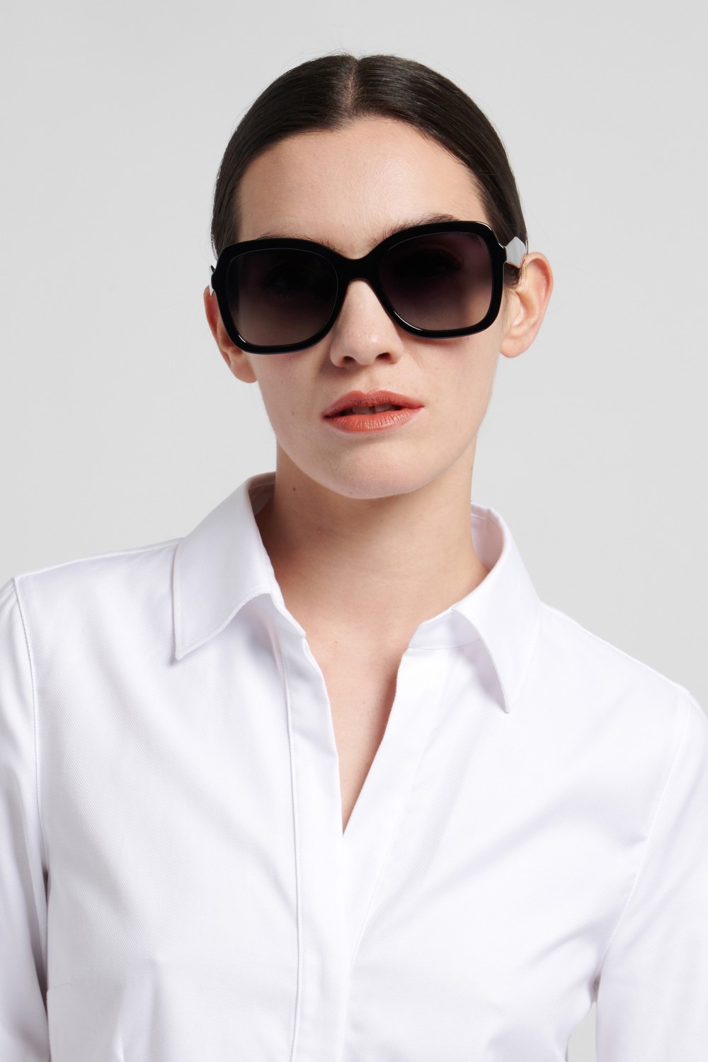 Occhiali da sole Carolina Herrera Her 0373/S 208824 807 9O colore black forma quadrato lenti dark grey shaded