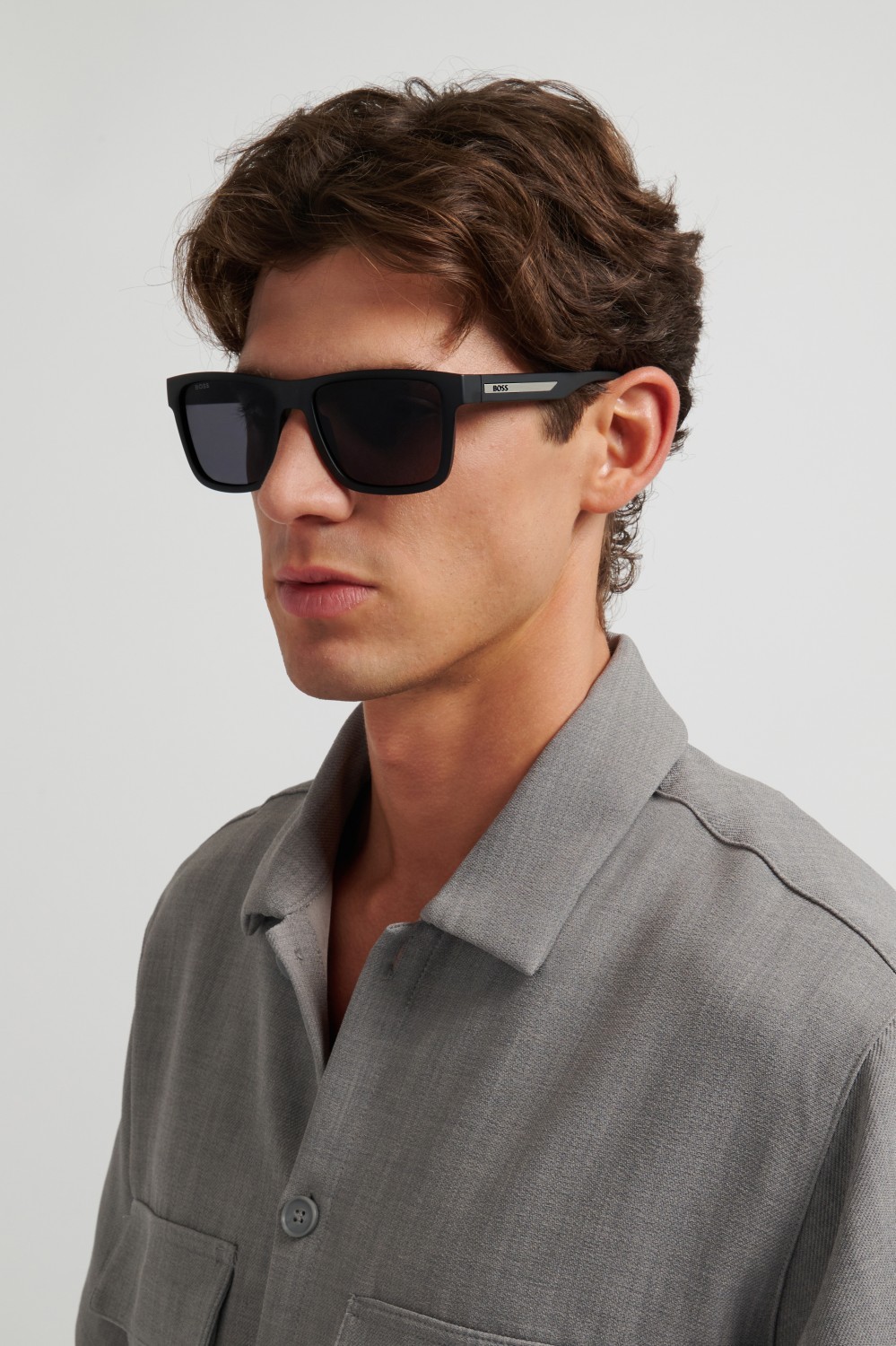 Occhiali da sole Hugo Boss 1907/S 208831 807 IR colore black forma quadrato lenti grey