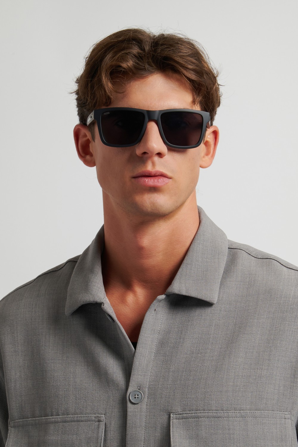 Occhiali da sole Hugo Boss 1907/S 208831 807 IR colore black forma quadrato lenti grey
