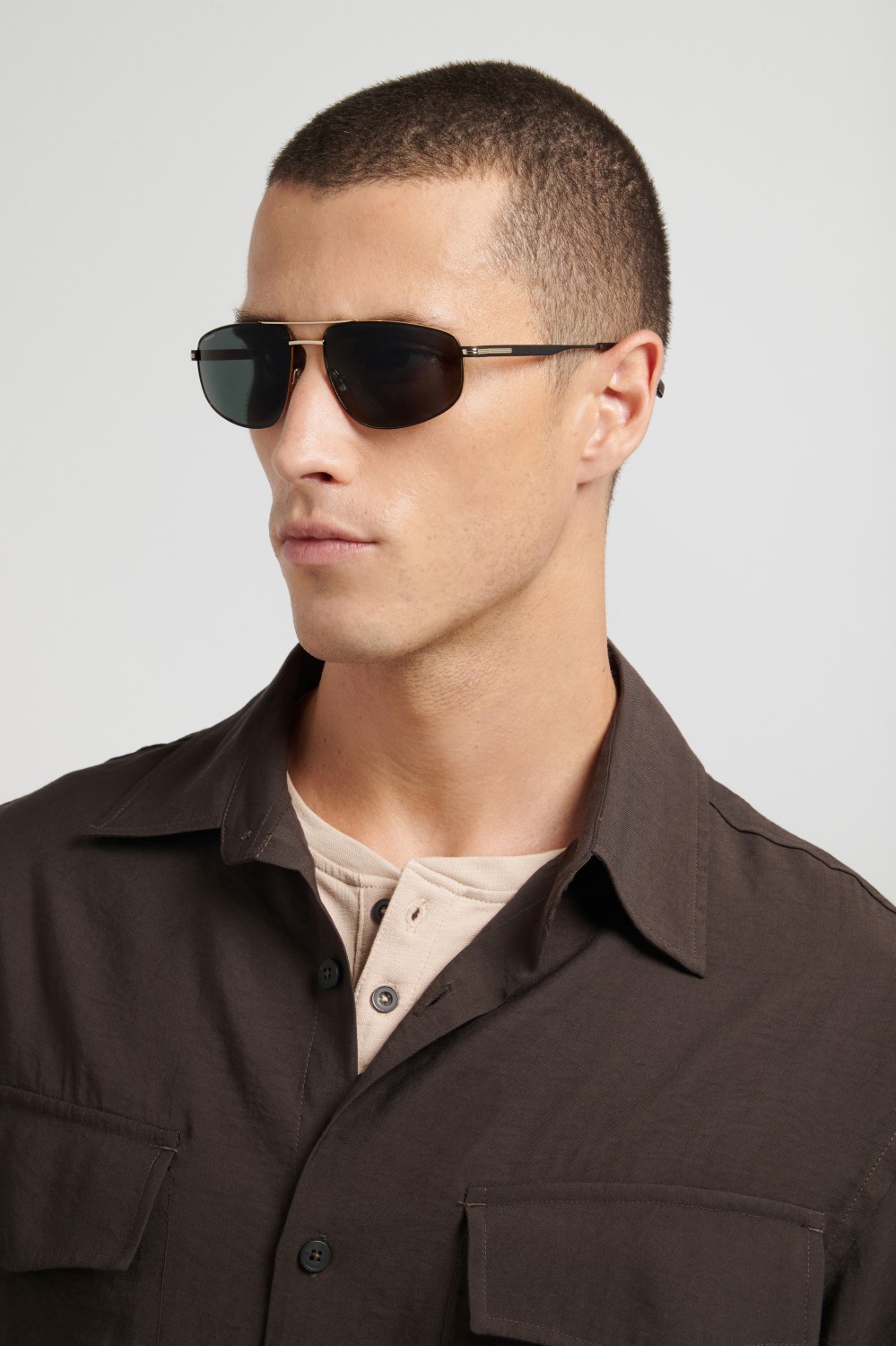 Occhiali da sole Hugo Boss 1887/S 208834 I46 QT colore matte black gold forma navigator lenti green
