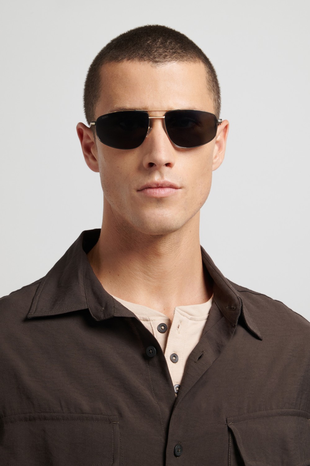 Occhiali da sole Hugo Boss 1887/S 208834 I46 QT colore matte black gold forma navigator lenti green