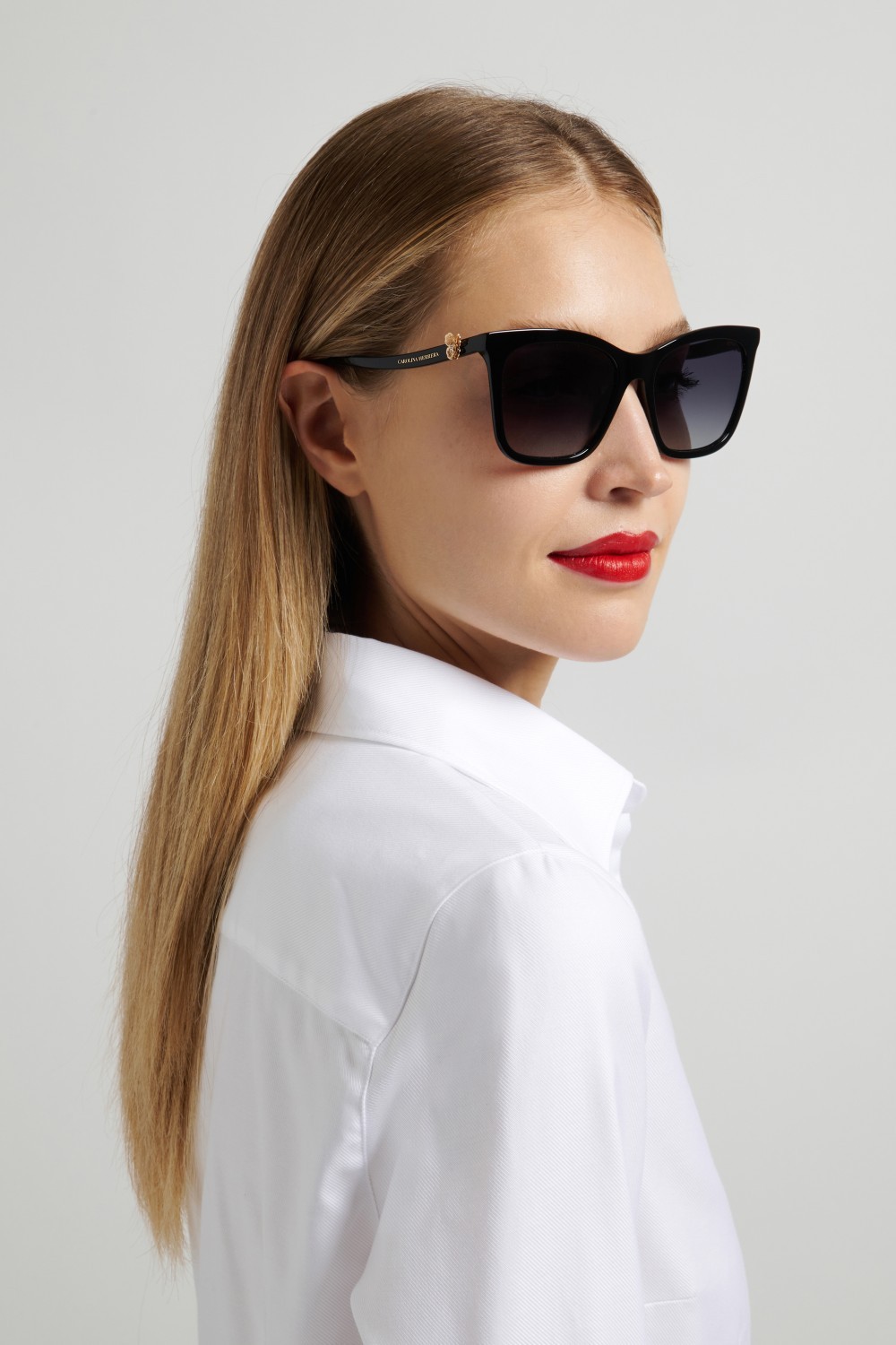 Sunglasses Carolina Herrera Her 0394/G 208864 807 9O color black shape rectangle lenses dark grey shaded