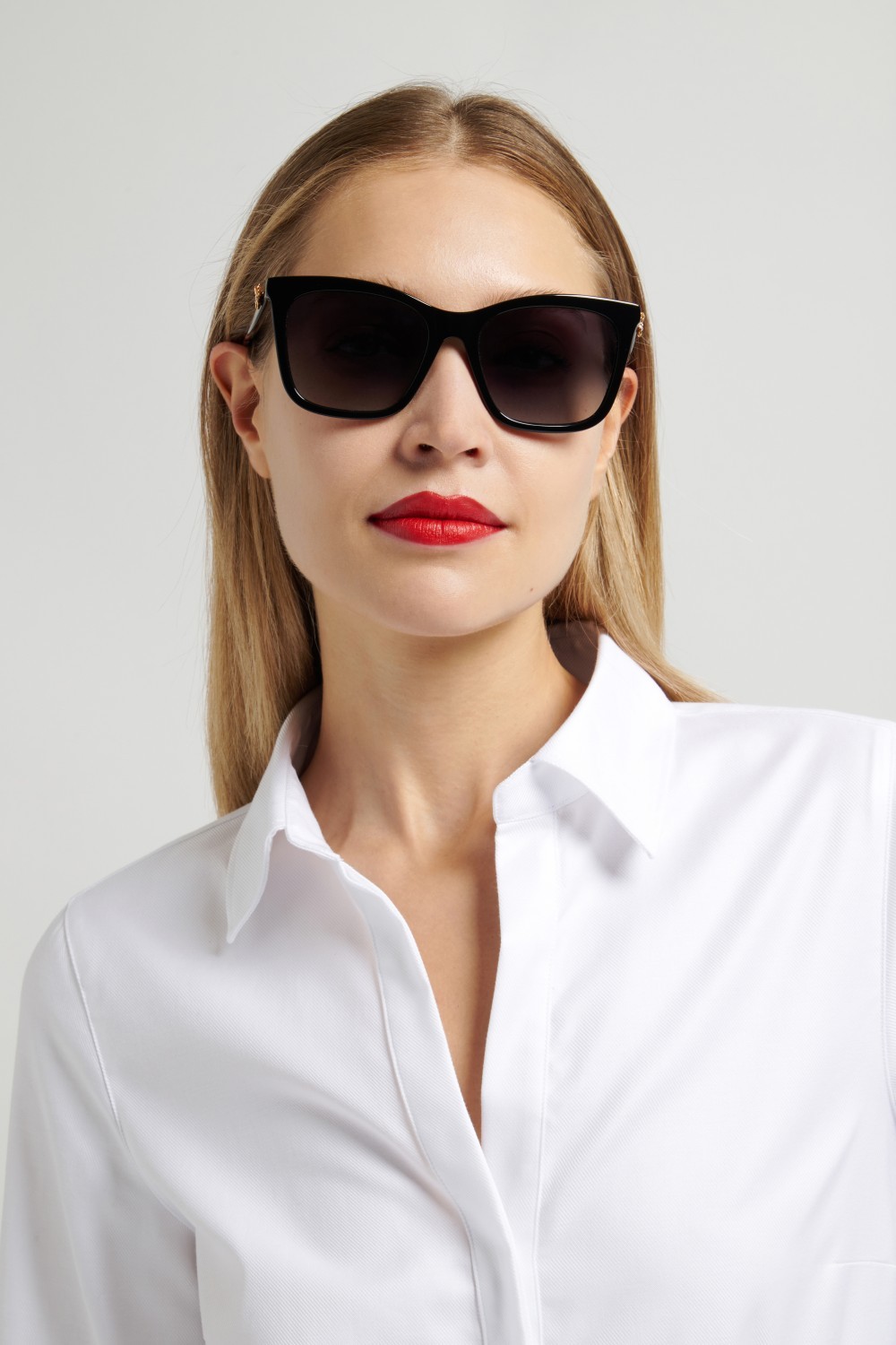 Sunglasses Carolina Herrera Her 0394/G 208864 807 9O color black shape rectangle lenses dark grey shaded