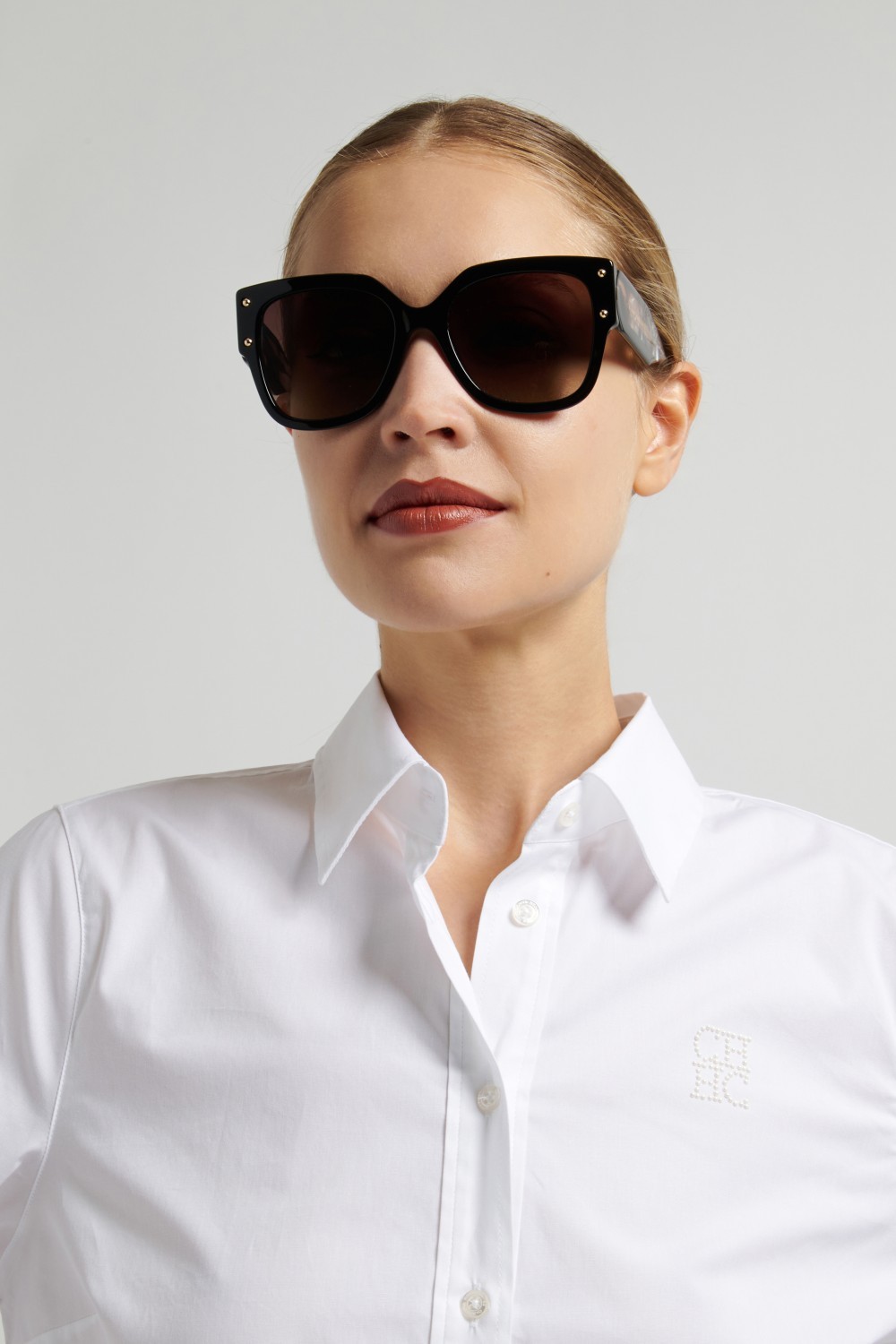Occhiali da sole Carolina Herrera Her 0366/S 208866 807 HA colore black forma quadrato lenti brown shaded