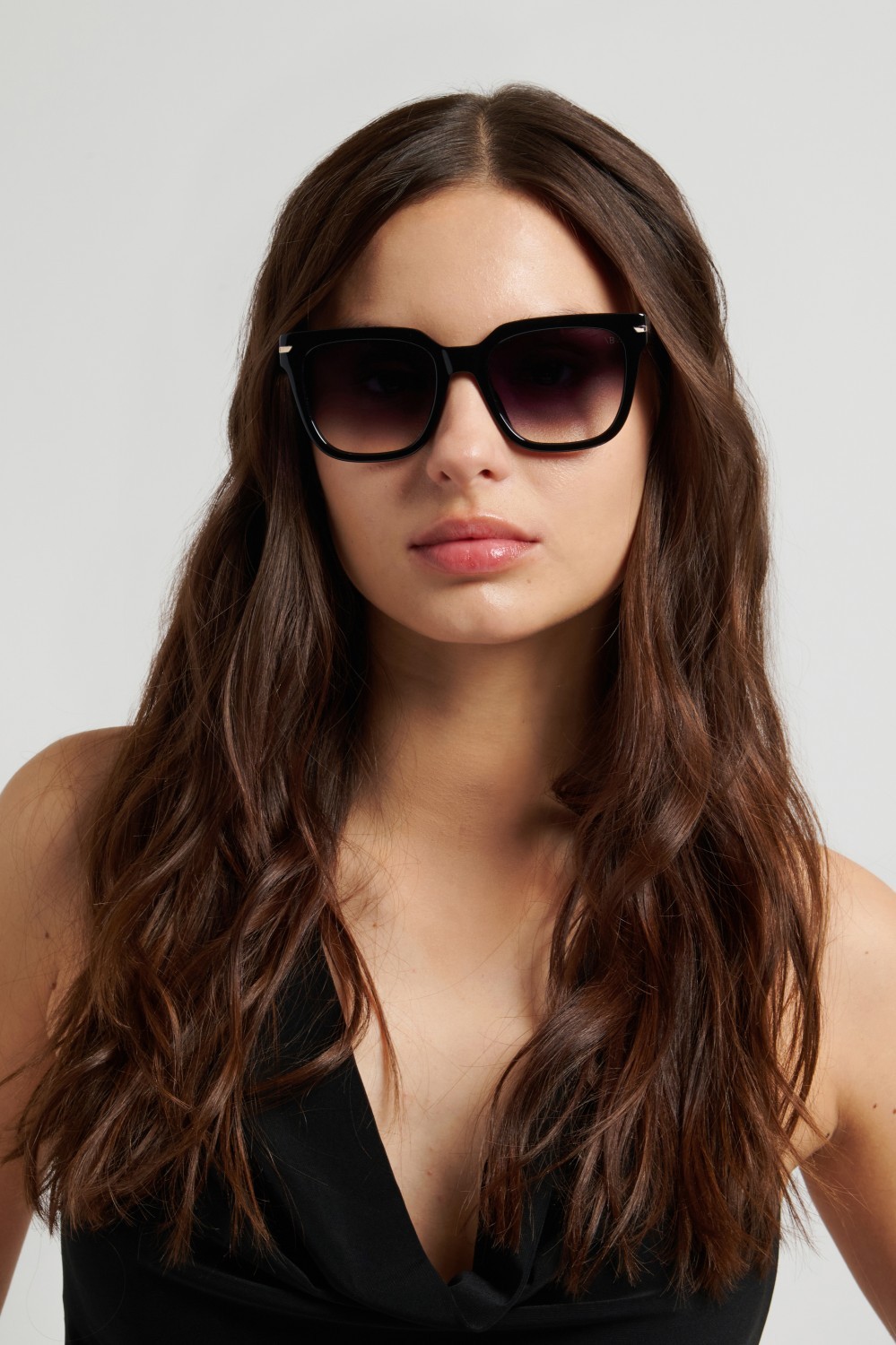 Sunglasses Victoria Beckham Vb 1003/S 208880 807 9O color black shape square lenses dark grey shaded