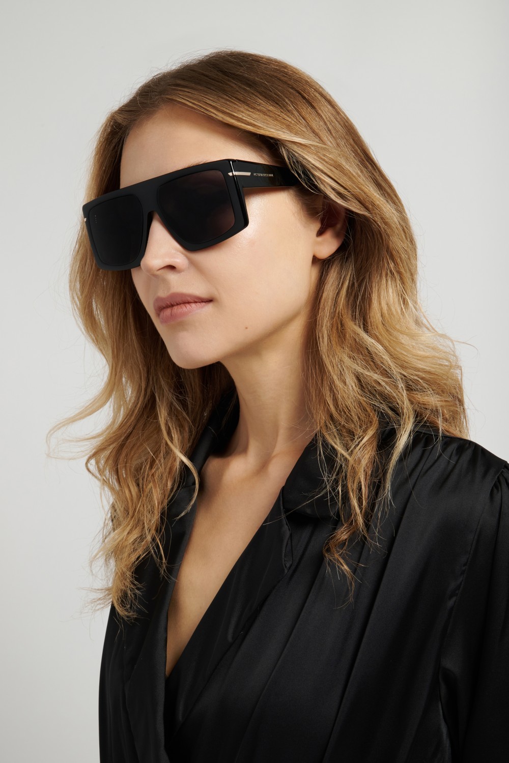 Sunglasses Victoria Beckham Vb 7000/S 208882 807 IR color black shape rectangle lenses grey