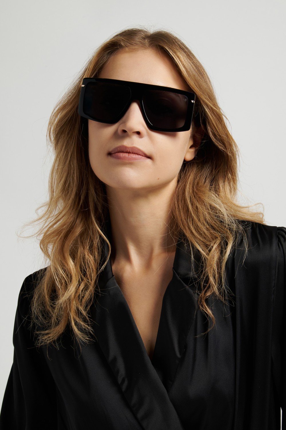 Sunglasses Victoria Beckham Vb 7000/S 208882 807 IR color black shape rectangle lenses grey