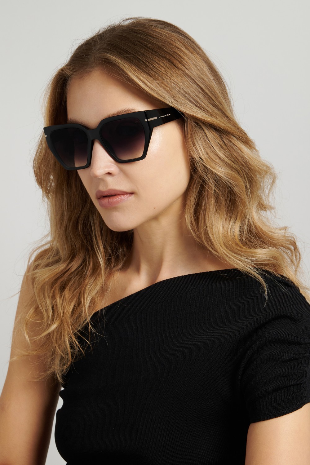 Sunglasses Victoria Beckham Vb 7002/S 208885 807 9O color black shape square lenses dark grey shaded