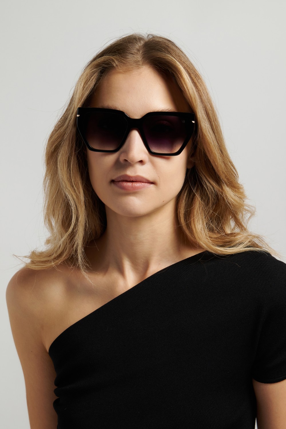 Sunglasses Victoria Beckham Vb 7002/S 208885 807 9O color black shape square lenses dark grey shaded
