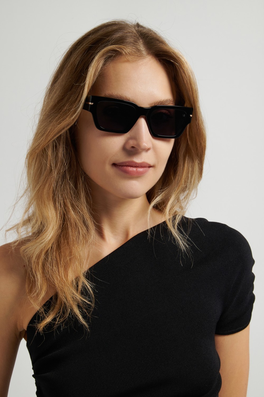 Sunglasses Victoria Beckham Vb 7001/S 208887 807 IR color black shape square lenses grey