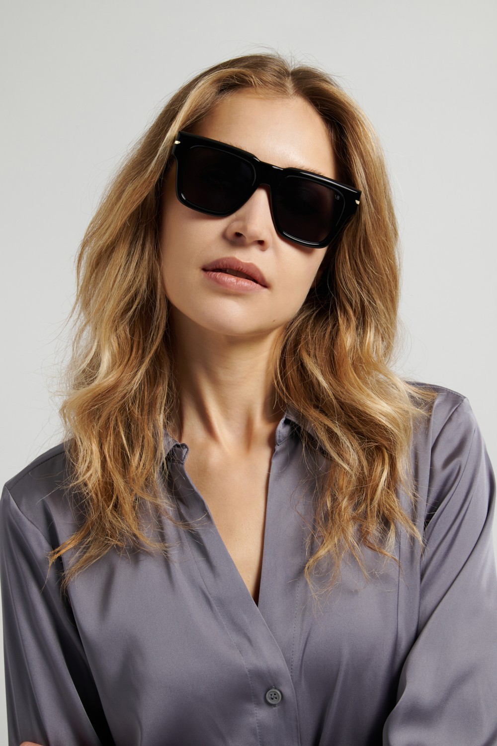 Sunglasses Victoria Beckham Vb 7004/S 208888 807 IR color black shape square lenses grey