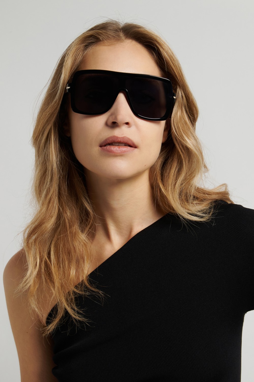 Sunglasses Victoria Beckham Vb 7003/S 208892 807 IR color black shape mask lenses grey
