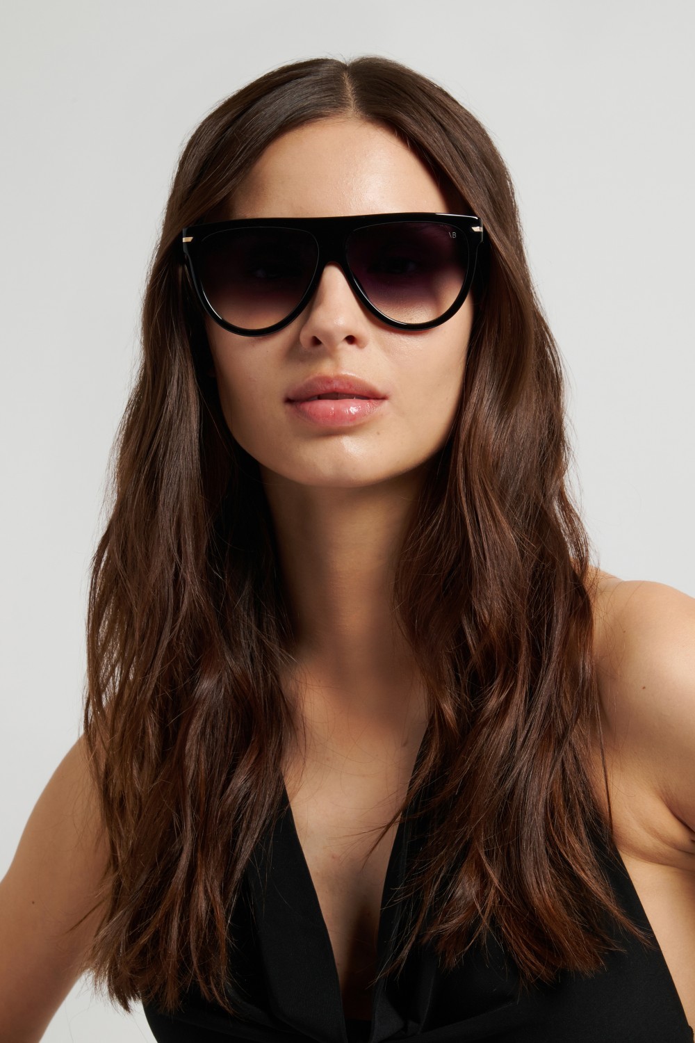 Sunglasses Victoria Beckham Vb 1004/S 208893 807 9O color black shape square lenses dark grey shaded