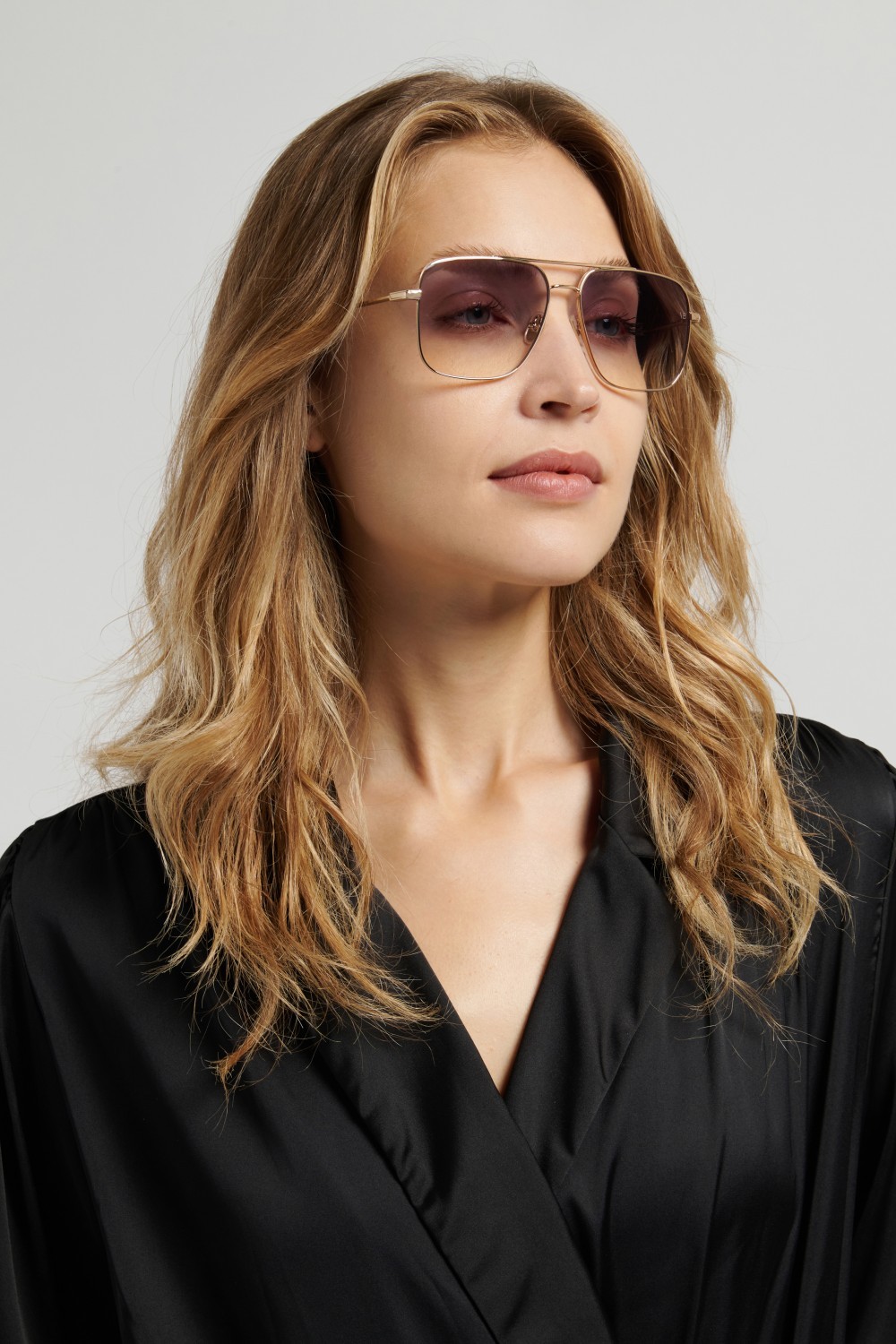 Sunglasses Victoria Beckham Vb 1007/S 209006 J5G VM color gold shape navigator lenses blue shaded blue filter antireflex