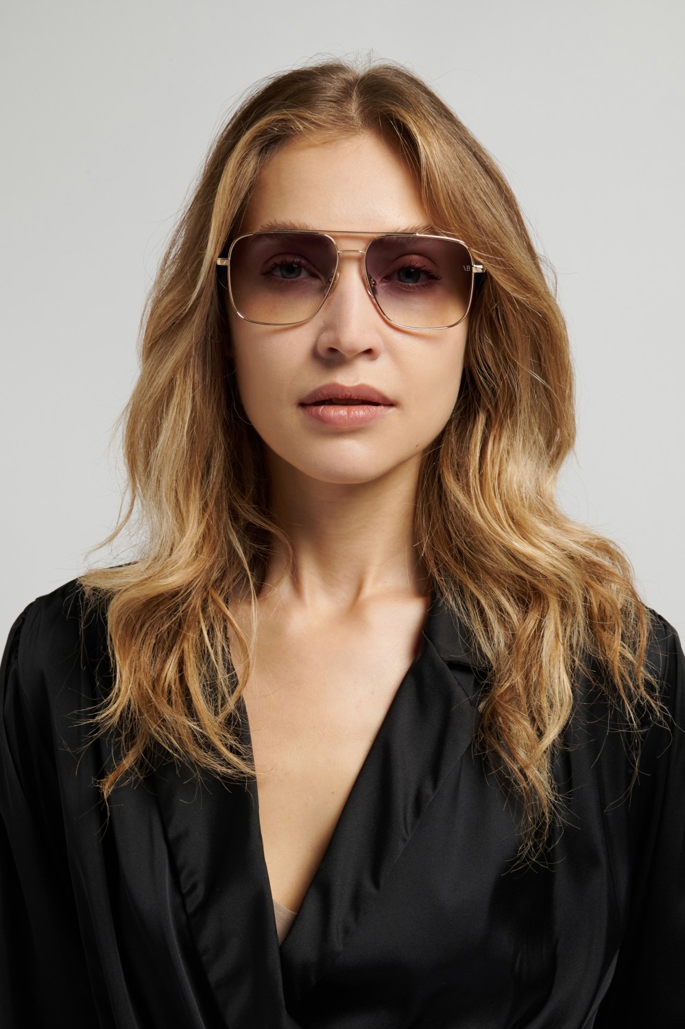 Sunglasses Victoria Beckham Vb 1007/S 209006 J5G VM color gold shape navigator lenses blue shaded blue filter antireflex