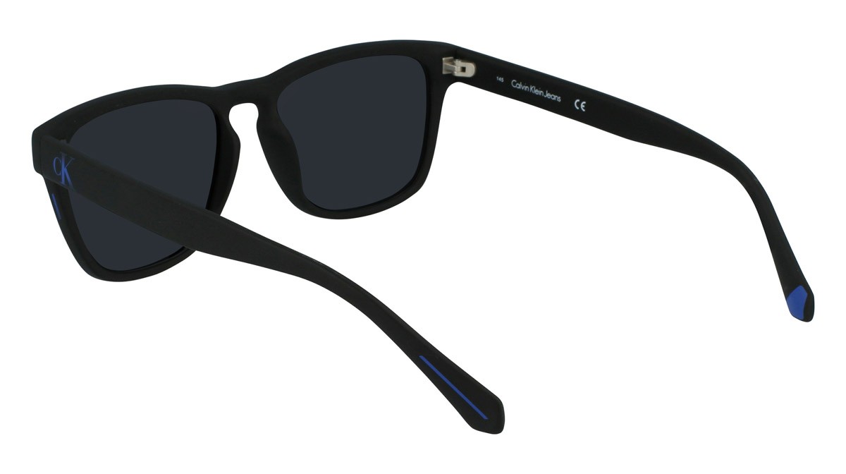 Sonnenbrillen Calvin Klein Jeans CKJ21623S (002) farbe matte black form rechteckig gläser solid grey/blue mirror