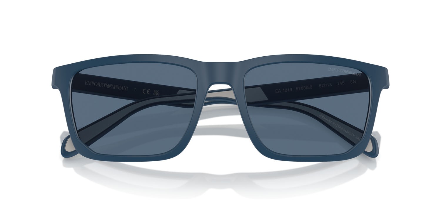 Occhiali da sole Emporio Armani EA 4219 (576380) colore blu opaco forma rettangolare lenti blu scuro