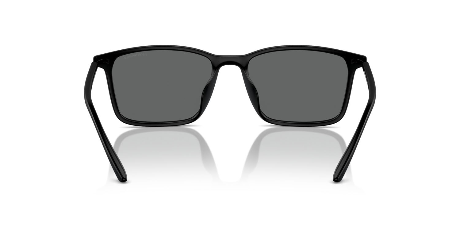 Occhiali da sole Emporio Armani EA 4223U (500187) colore nero opaco forma rettangolare lenti grigio scuro