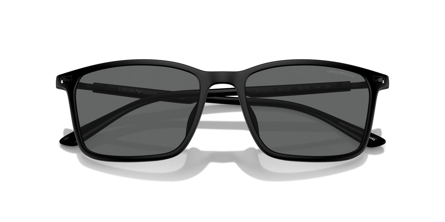 Occhiali da sole Emporio Armani EA 4223U (500187) colore nero opaco forma rettangolare lenti grigio scuro